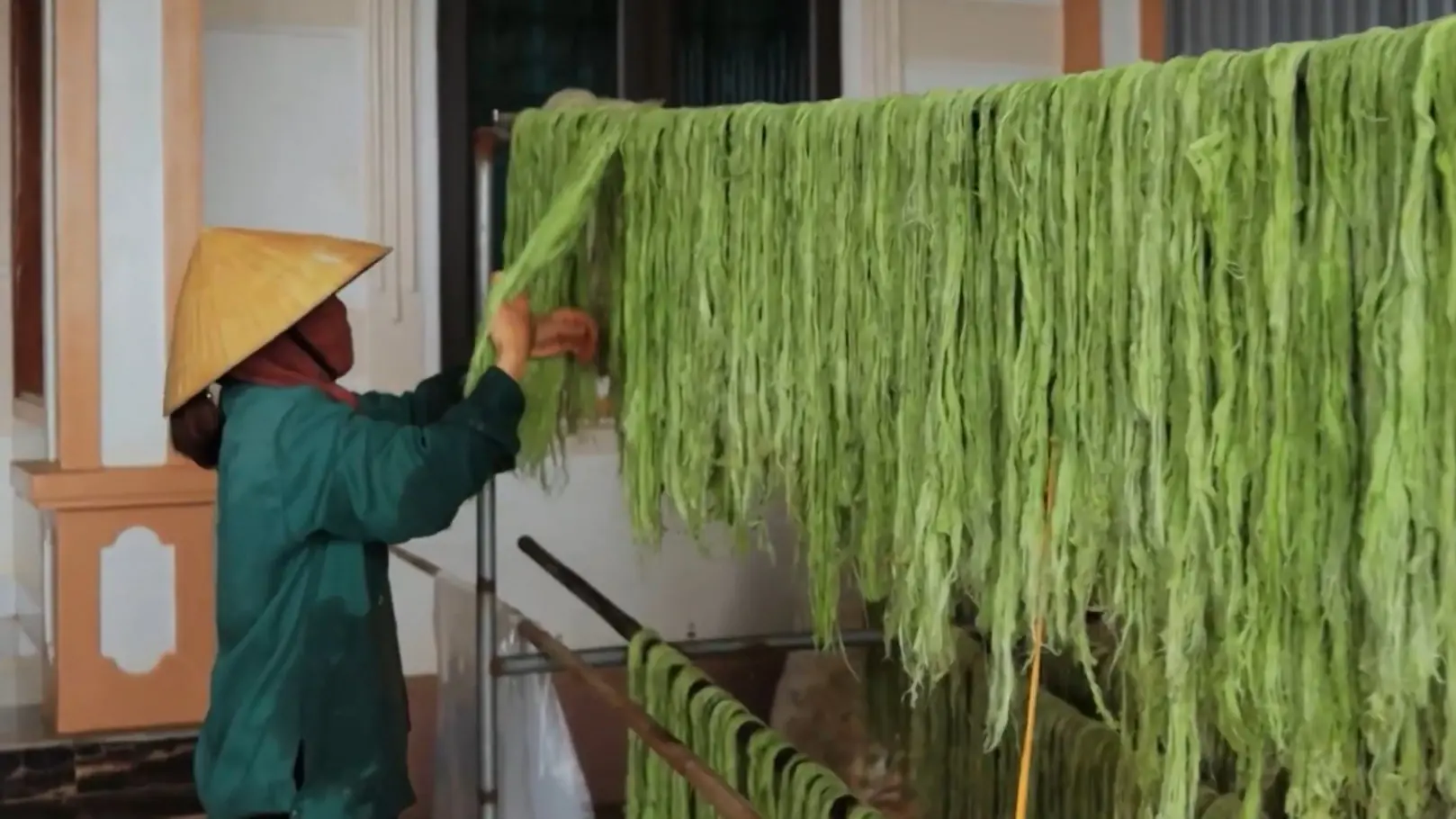 Lá dứa thành nguyên liệu xanh cho may mặc | Chuyển đổi xanh | 01/11/2025